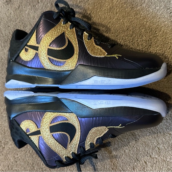 Nike Kobe V Boy’s Black and Gold Athletic Shoes - New never worn in box - Picture 3 of 9